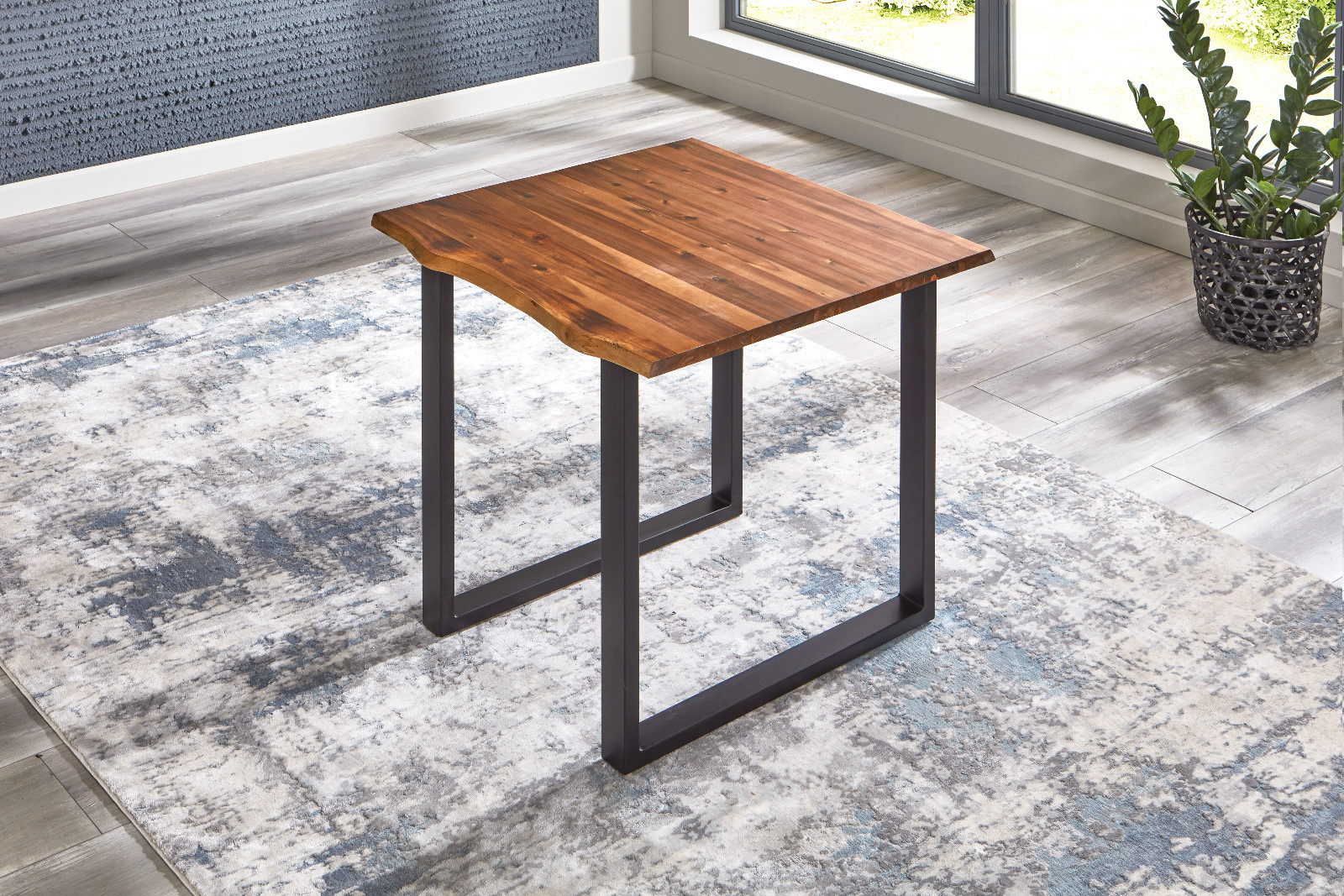 Esstisch Baumkante Massiv Akazie cognac 90 x 90 schwarz Esra Esstisch Baumkante Massiv Akazie cognac 90 x 90 schwarz Esra